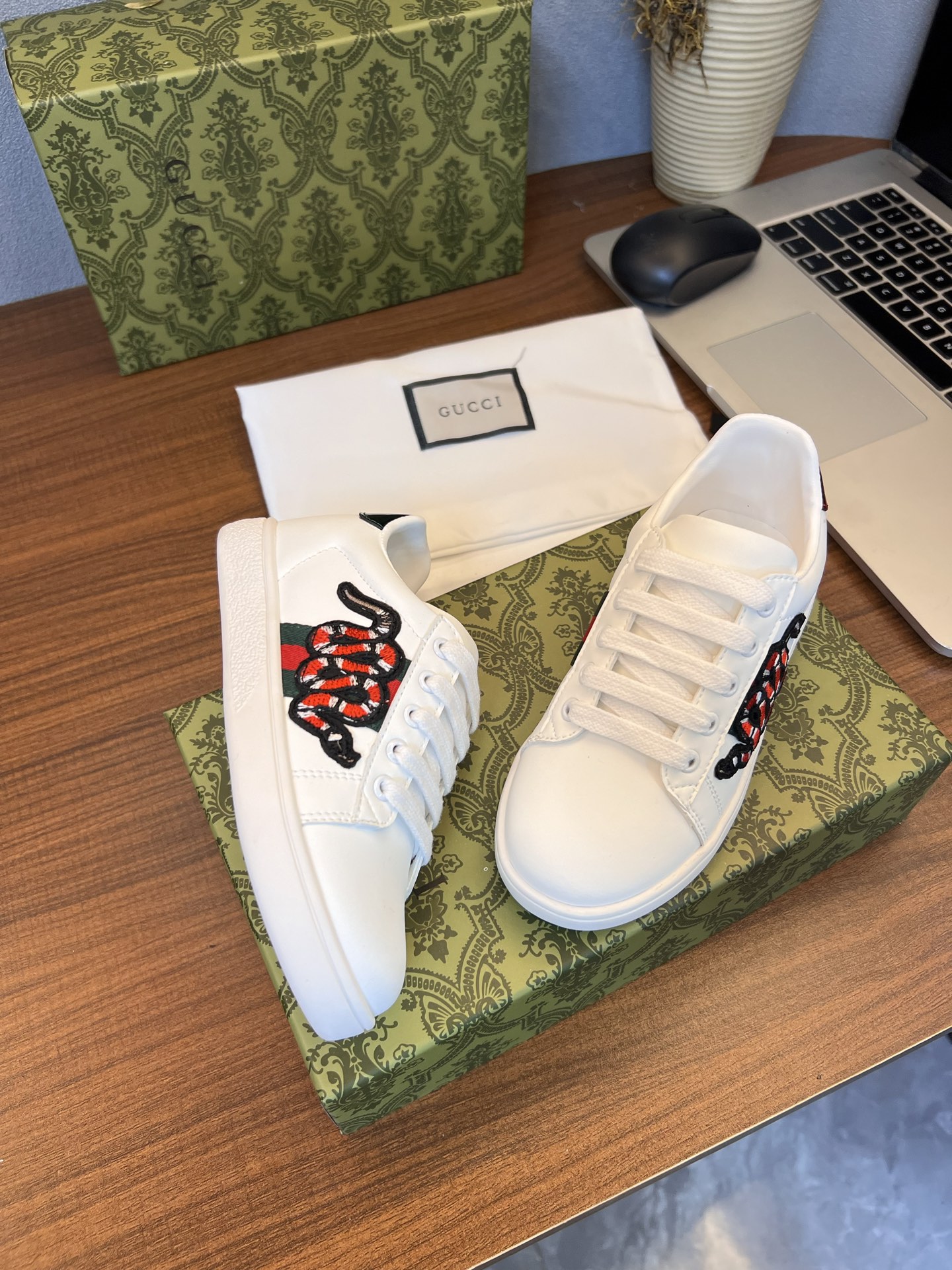 Children's shoes child
